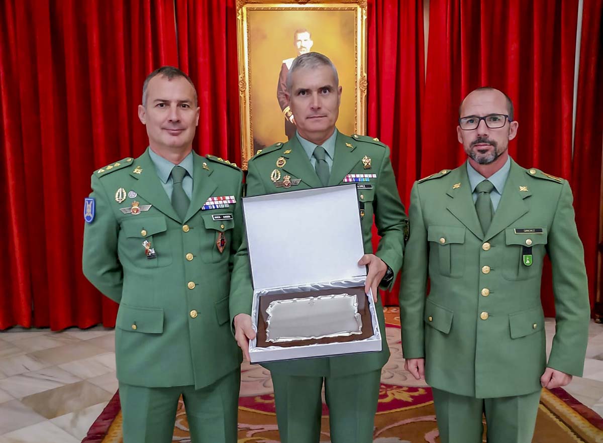 Momento en el que se entrega el premio a la Legión.