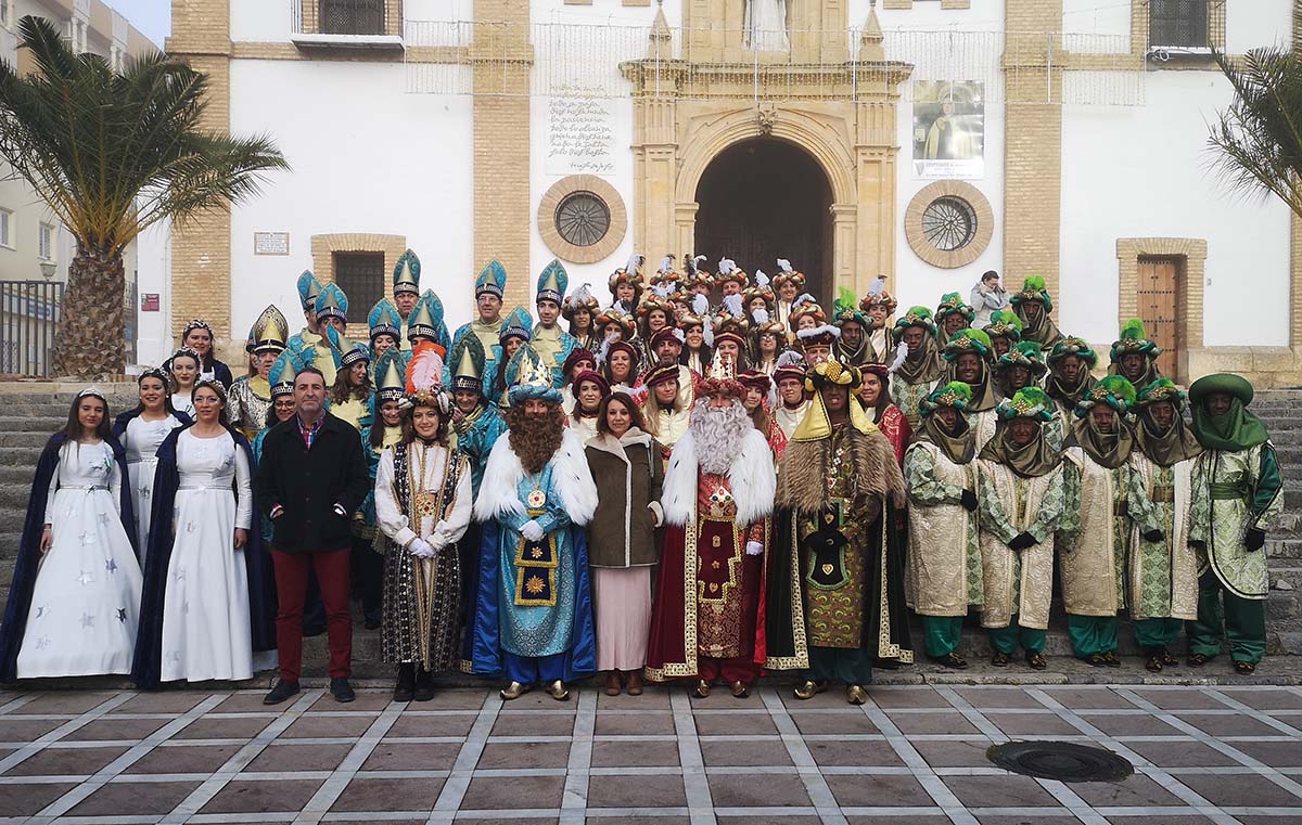 La clásica foto de los Reyes Magos con todo su cortejo antes de iniciar las visitas a las pedanías rondeñas.