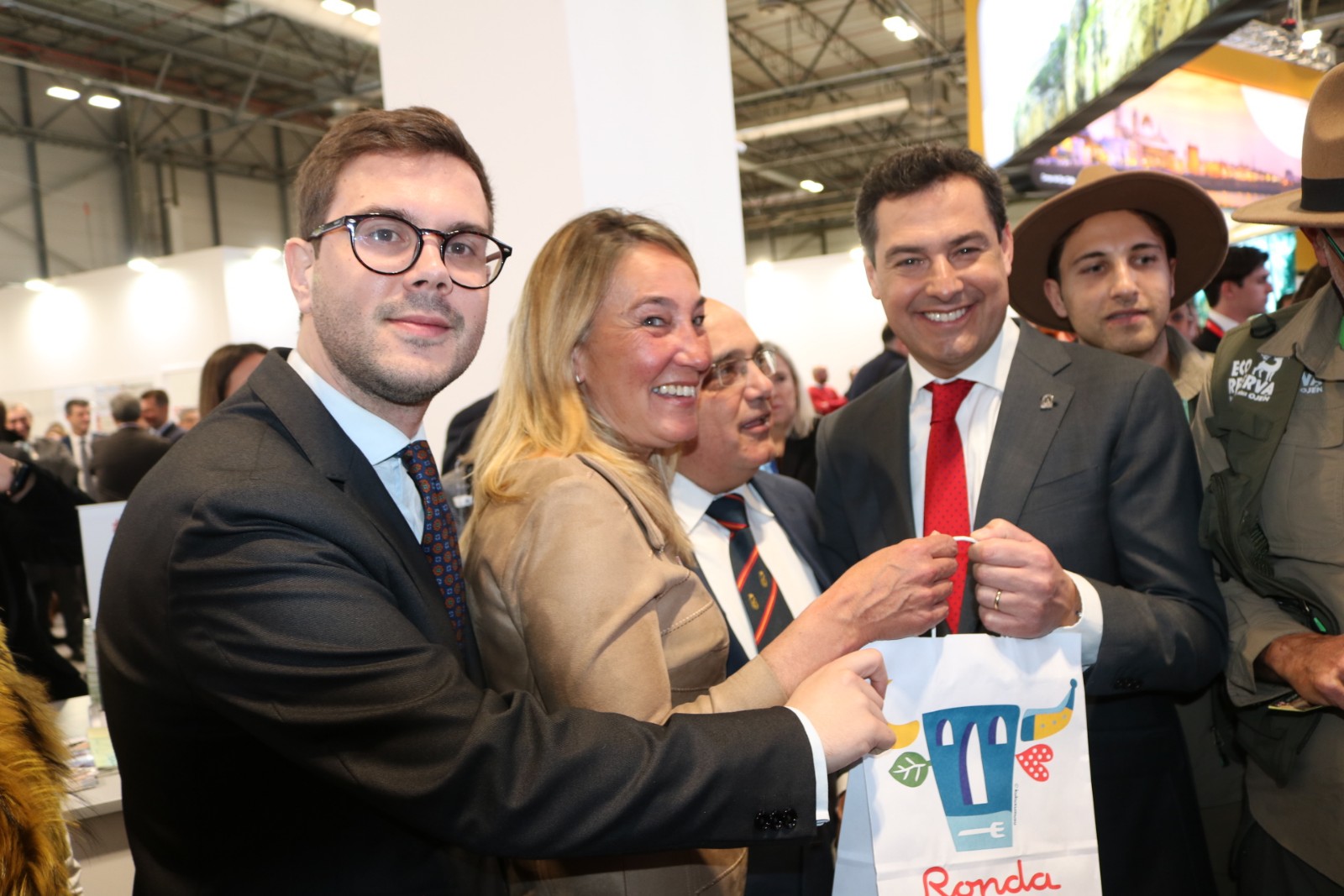 El presidente de la Junta de Andalucía, Juan Manuel Moreno, con Alicia López, Jesús Vázquez y Ángel Martínez.