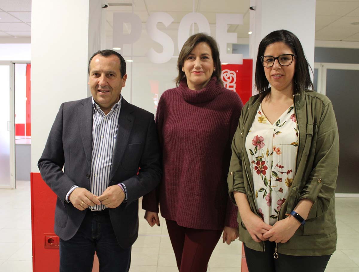 Ruiz Espejo junto a Aguilera en la rueda de prensa ofrecida esta tarde en la Casa del Pueblo de Ronda.