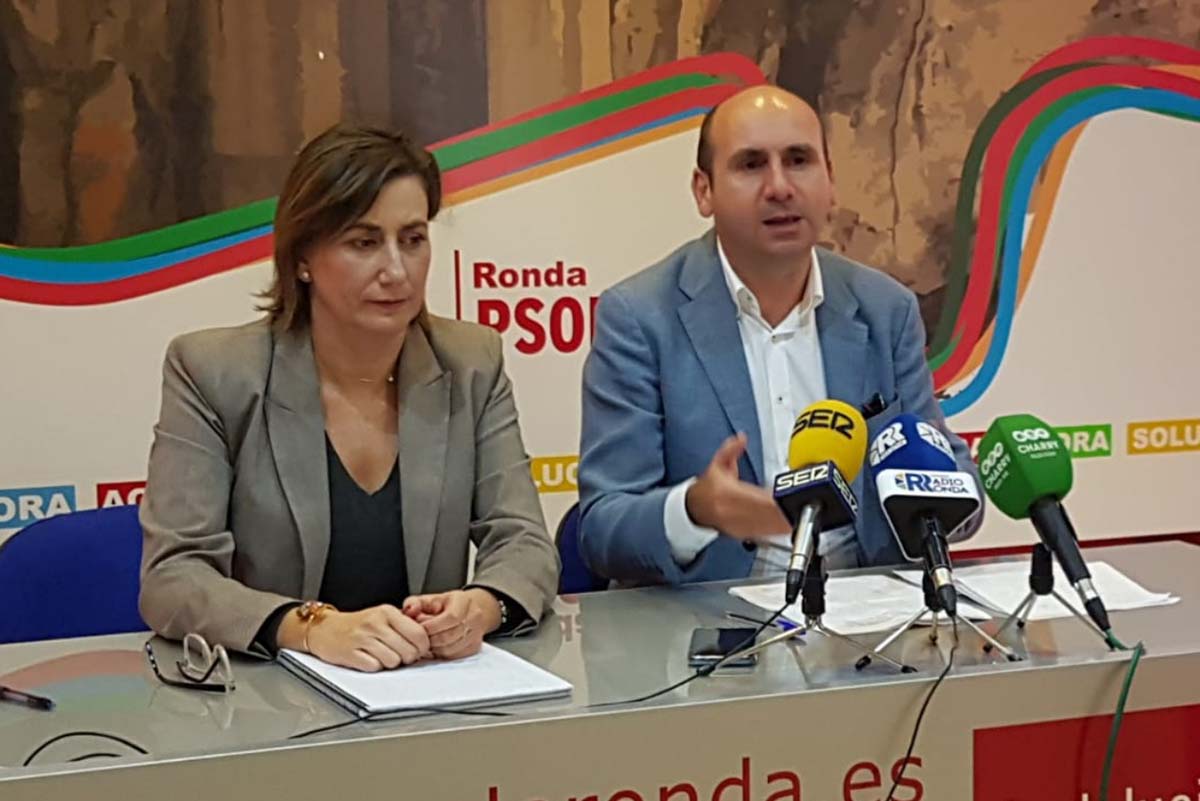 Isabel Aguilera y Francisco Conejo en una rueda de prensa en la sede del PSOE de Ronda.