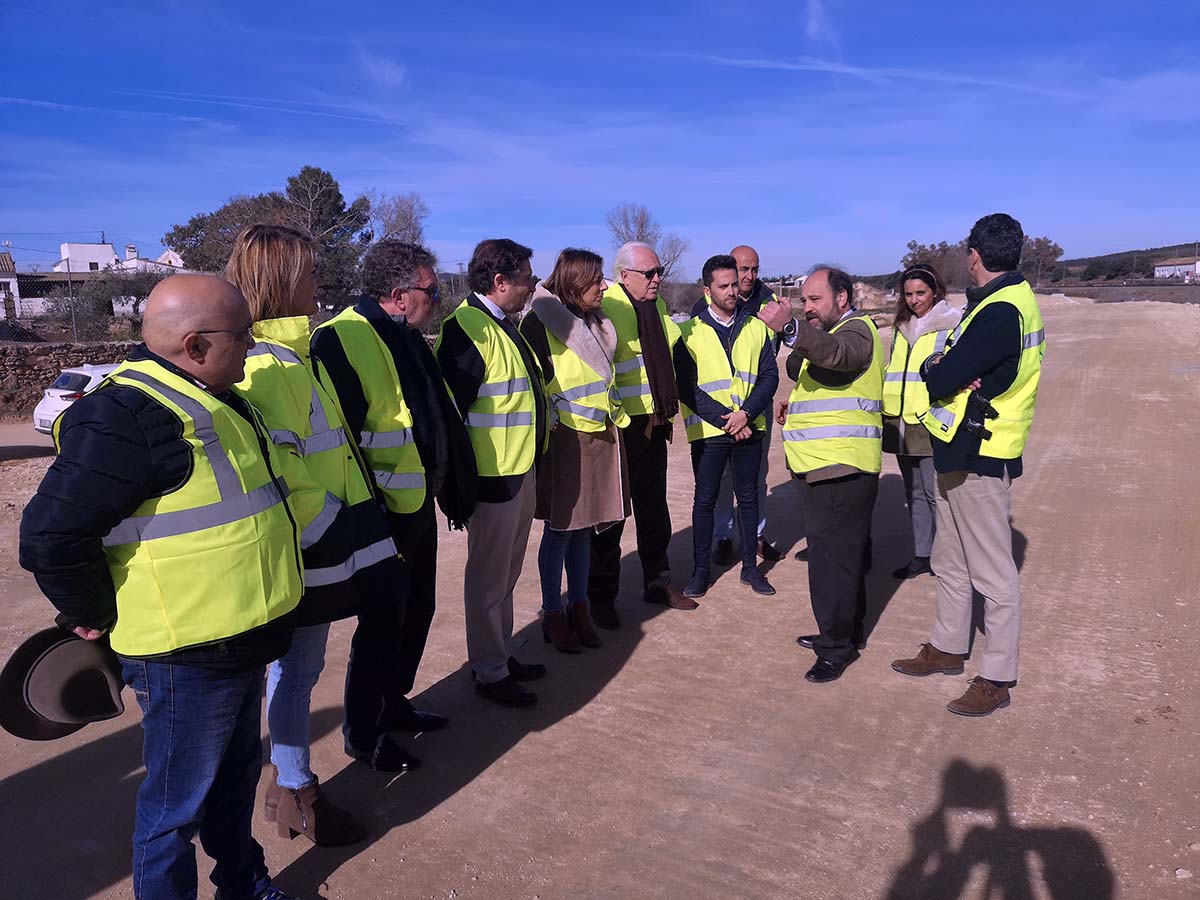 La alcaldesa de Ronda, junto con el viceconsejero de Fomento y otras autoridades han supervisado hoy las obras.