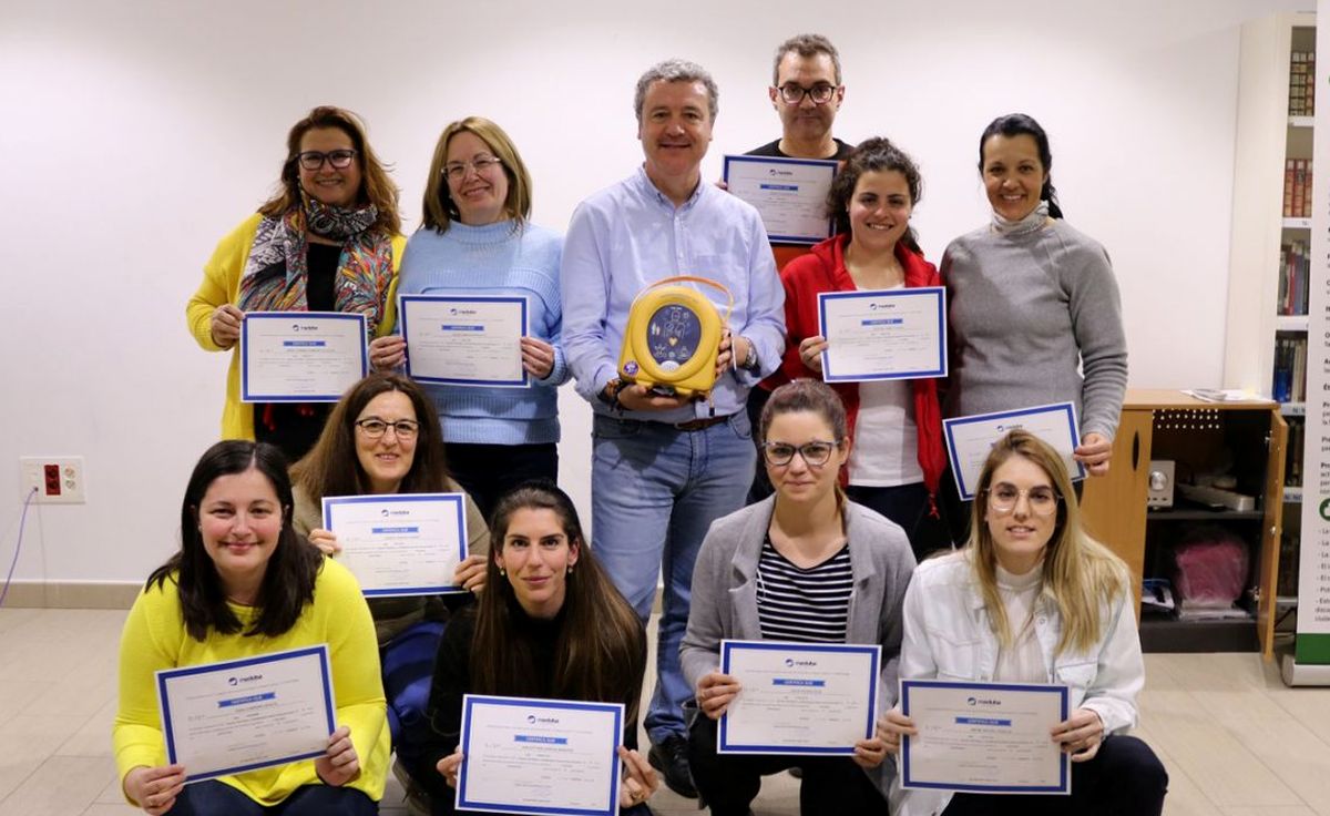 Asprodisis está formando a sus trabajadores para que sepan utilizar el disfribilador en casos de emergencia.