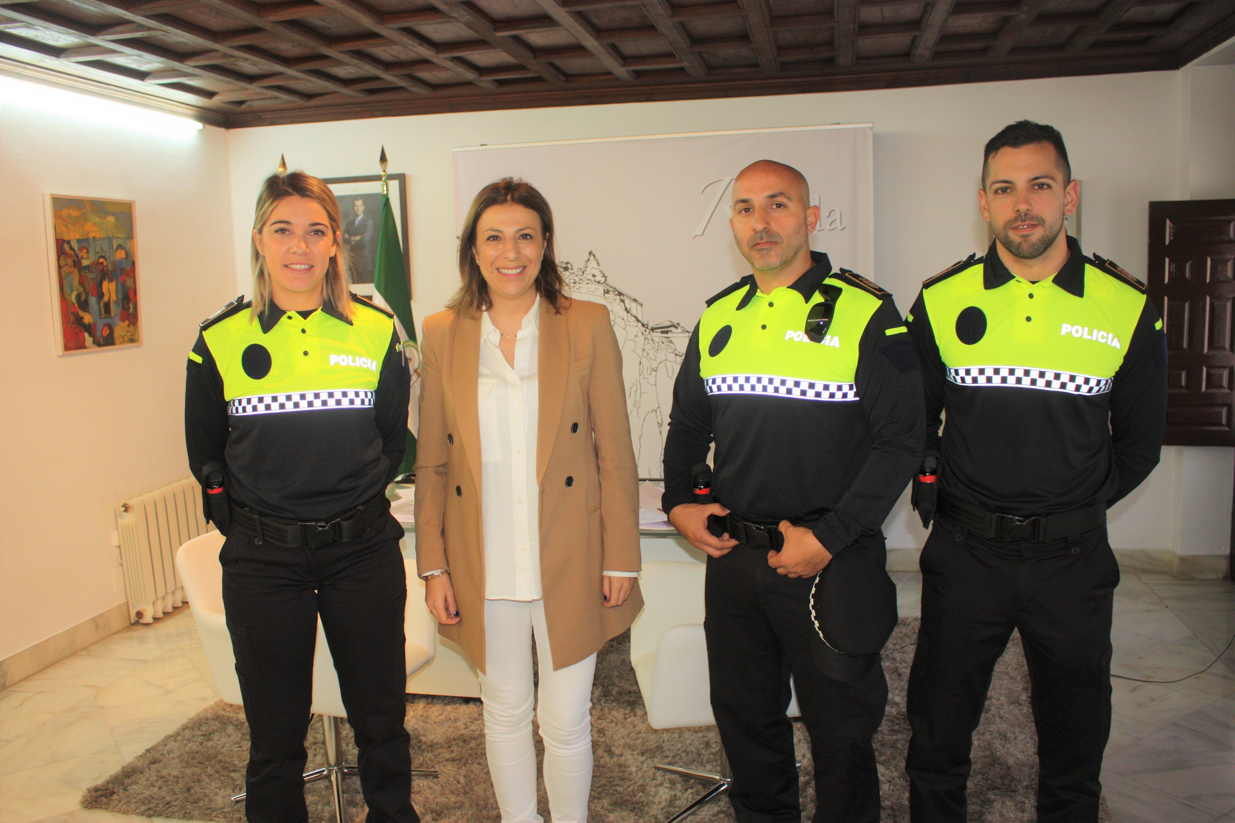 Fernández con los tres agentes.