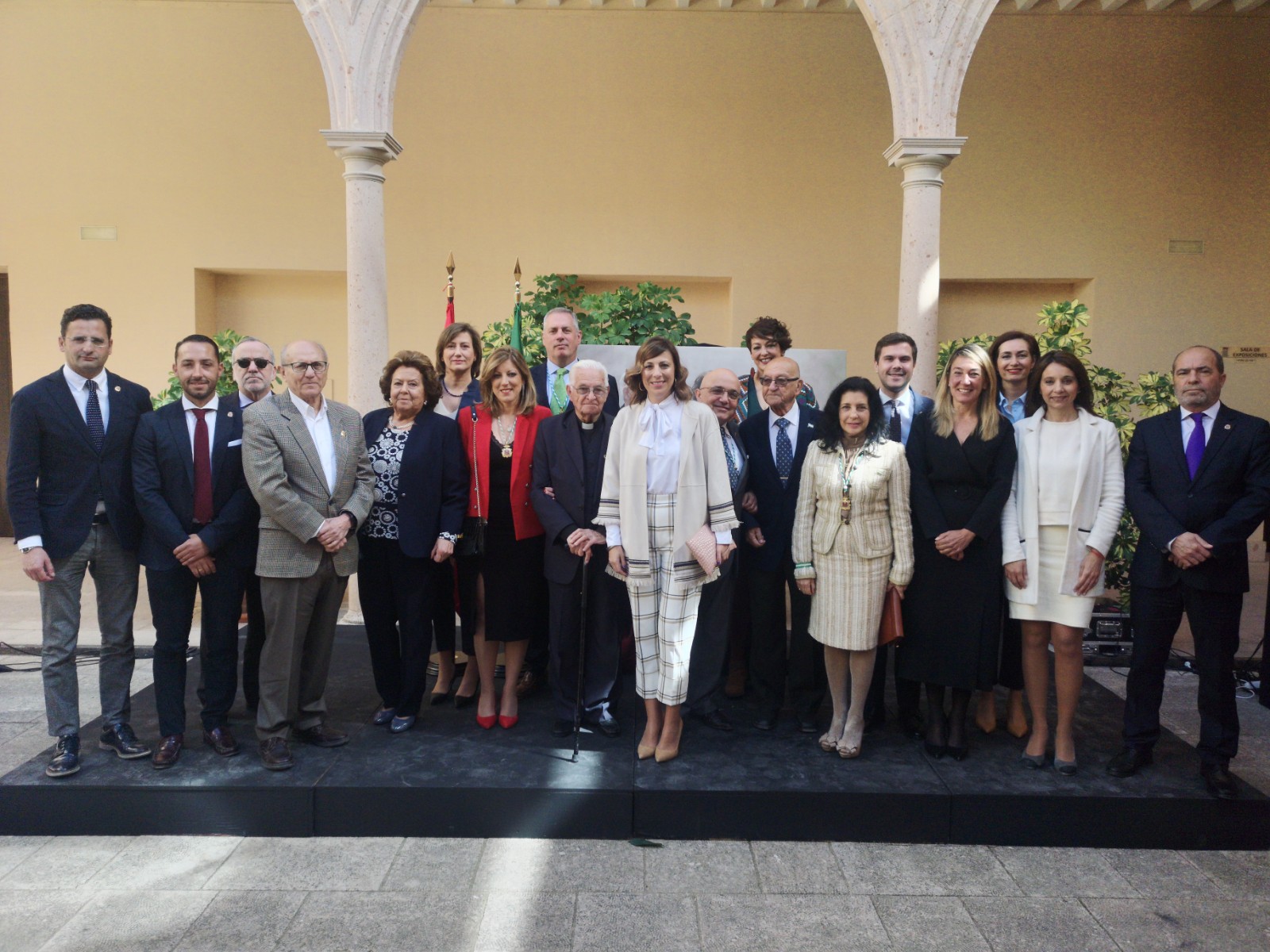 Foto de familia del acto.