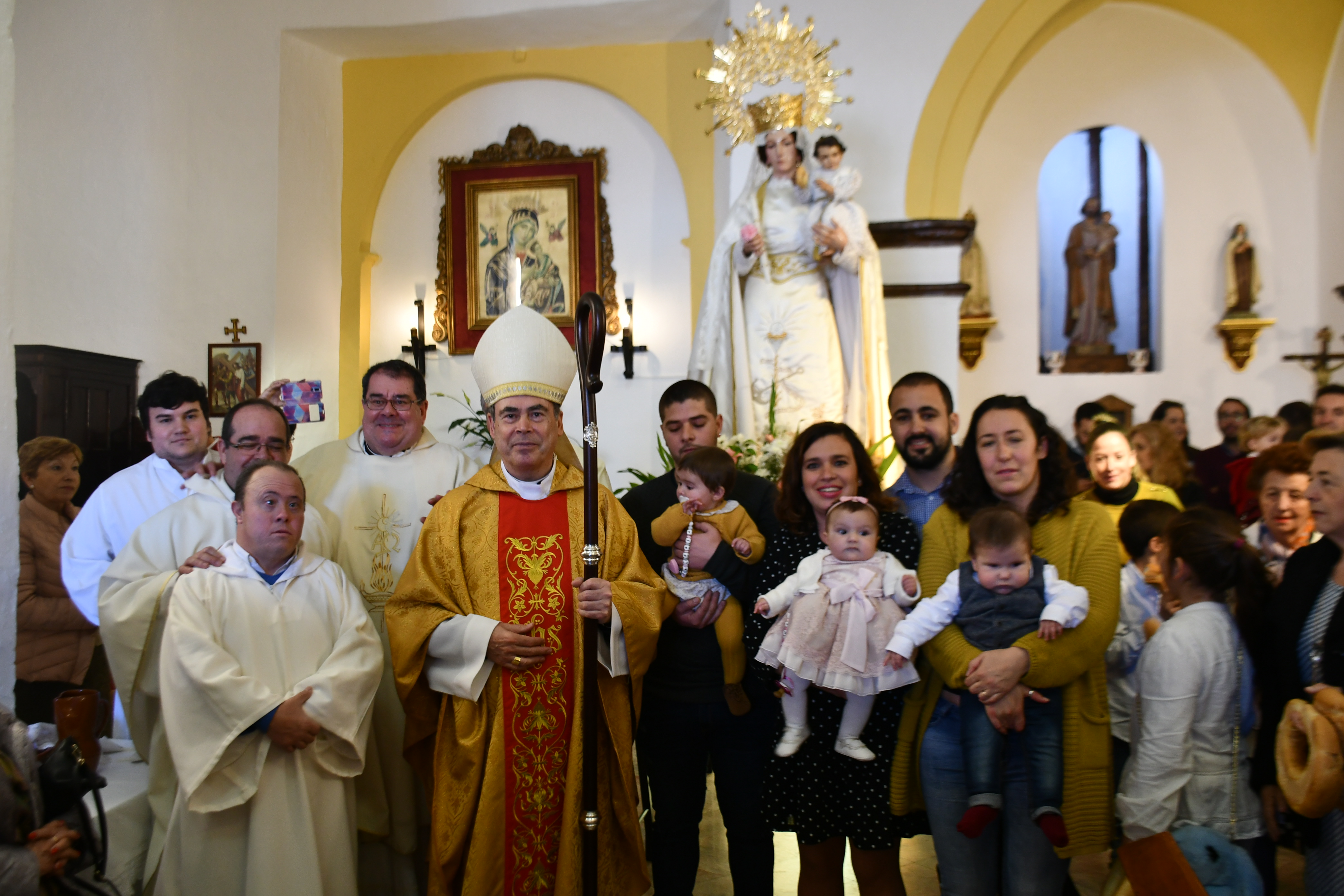 Los recién nacidos recibieron la bendición de manos del obispo de Málaga.