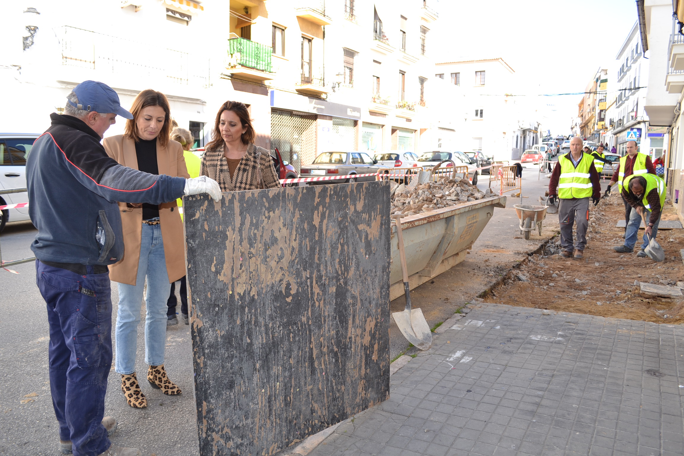 La alcaldesa y la concejal de Obras han supervisado los trabajos.