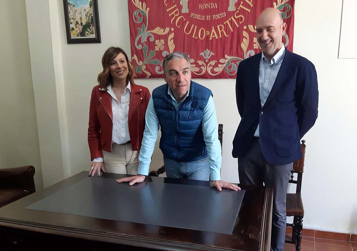 Bendodo junto a Fernández en la mesa en la Blas Infante firmó los símbolos del andalucismo.