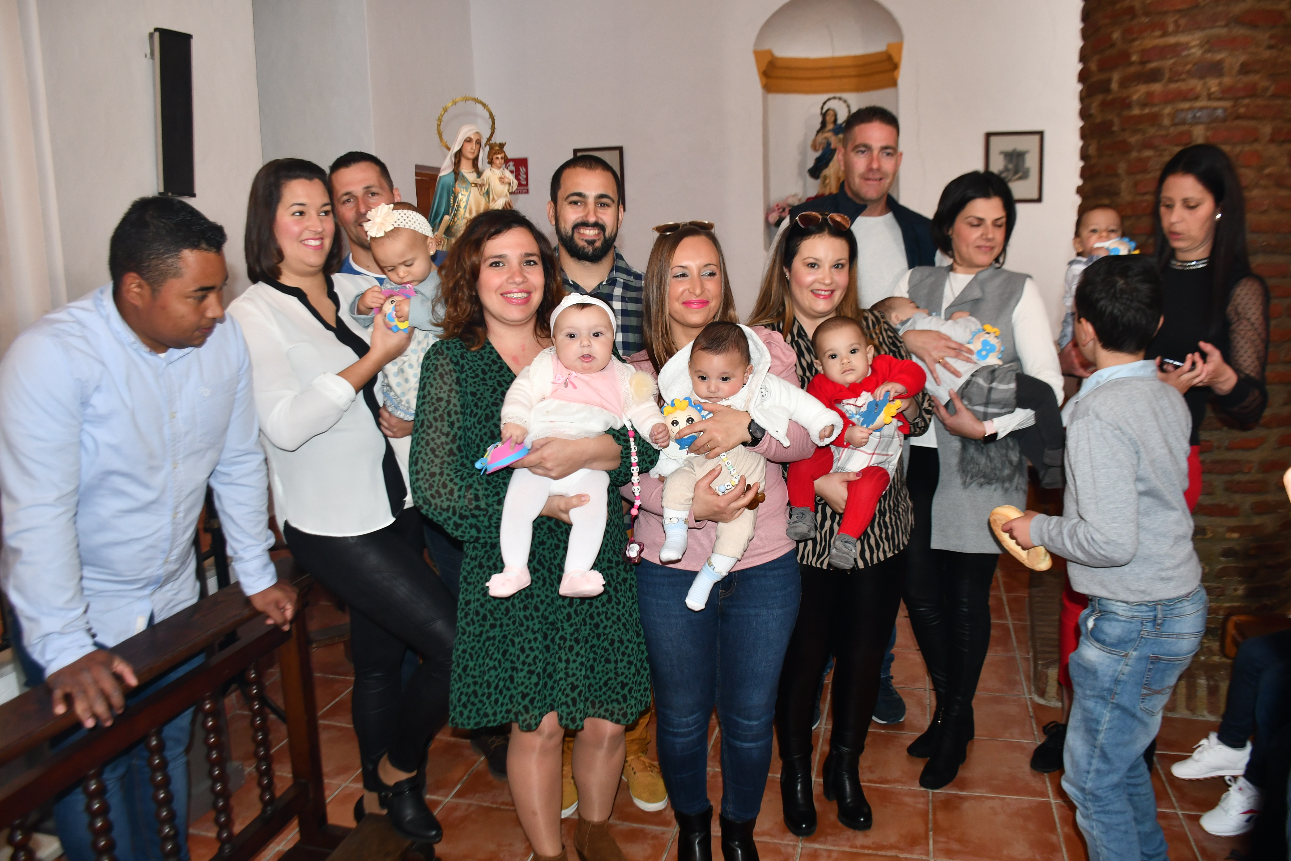Los recién nacidos recibieron la imagen bendecida de la Virgen de la Candelaria.