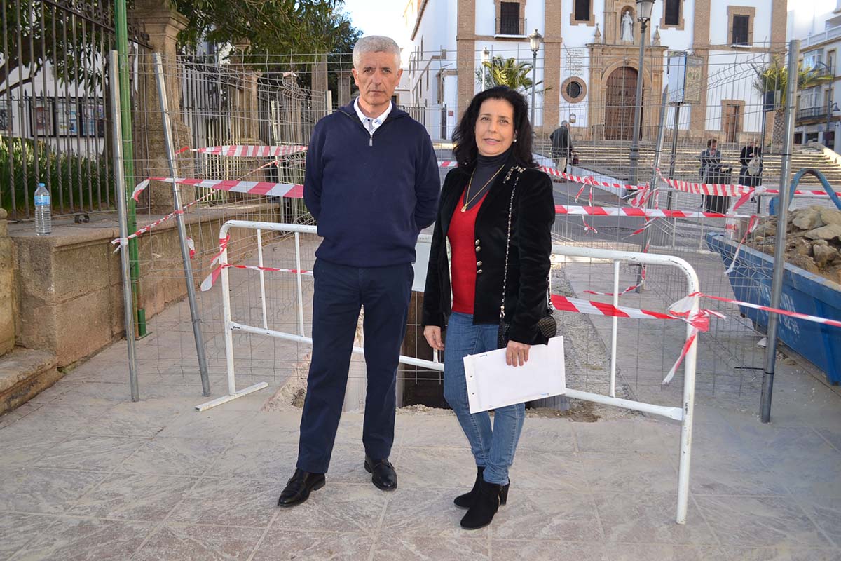 La concejal responsable de Soliarsa junto al capataz de la empresa pública en uno de los contenedores que serán sustituidos.