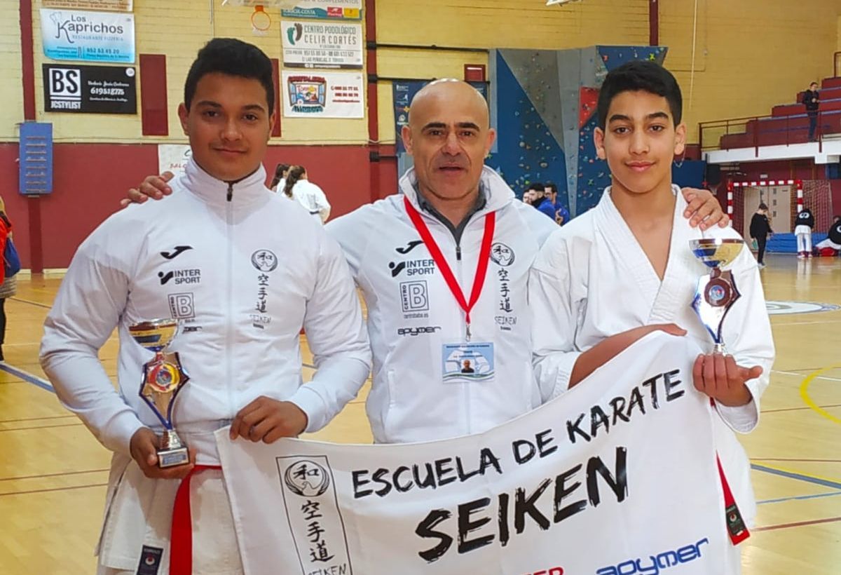 El entrenador y los dos karatecas que lograron medalla.