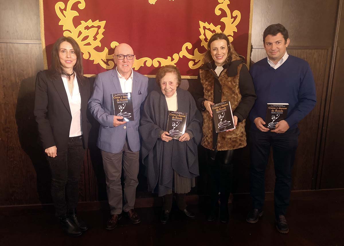 Un libro muy elaborado y ameno recopila la dilatada historia de los Coros y Danzas de Ronda