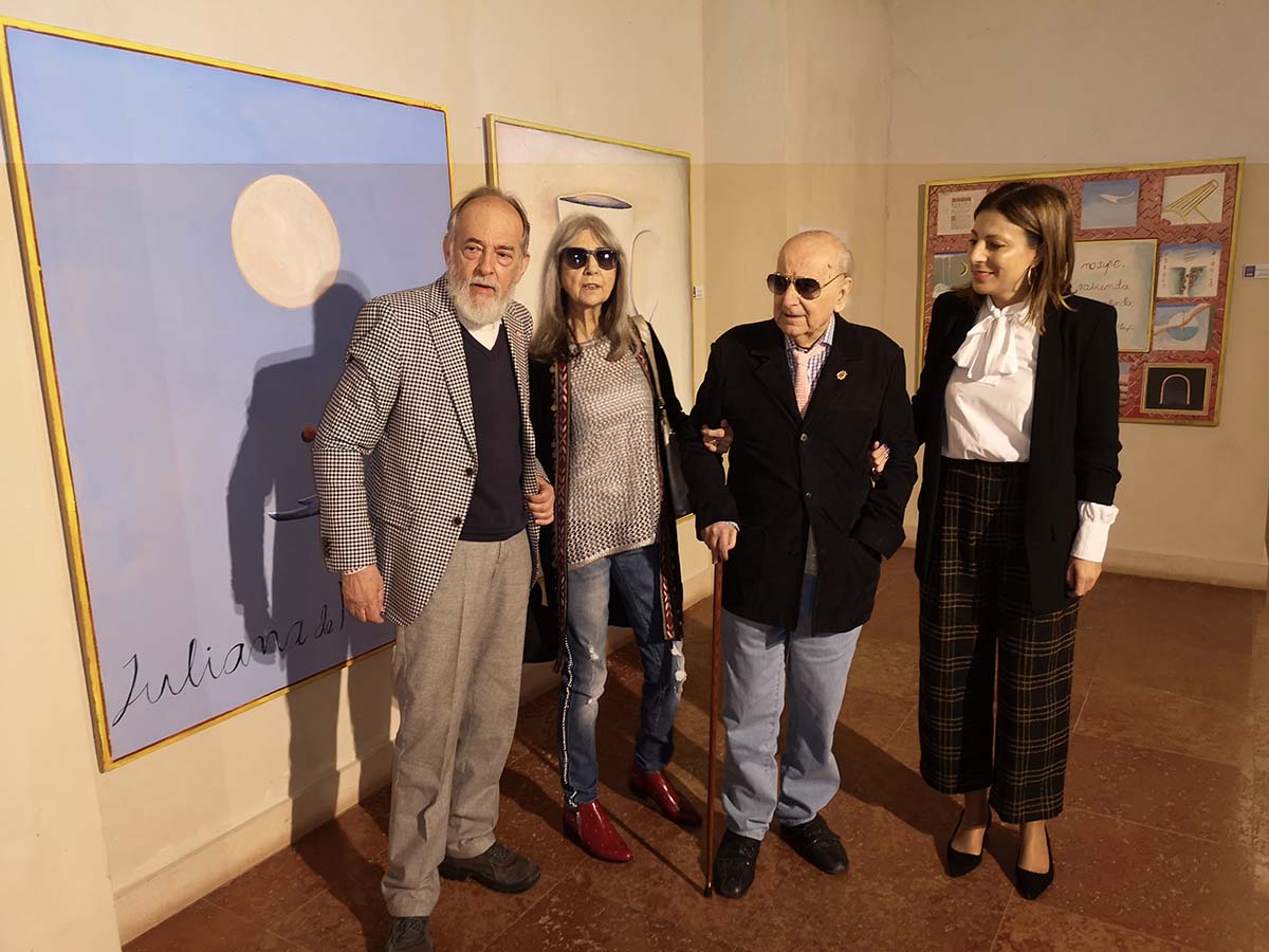 El pintor junto a la alcaldesa y familiares en el acto de inauguración.