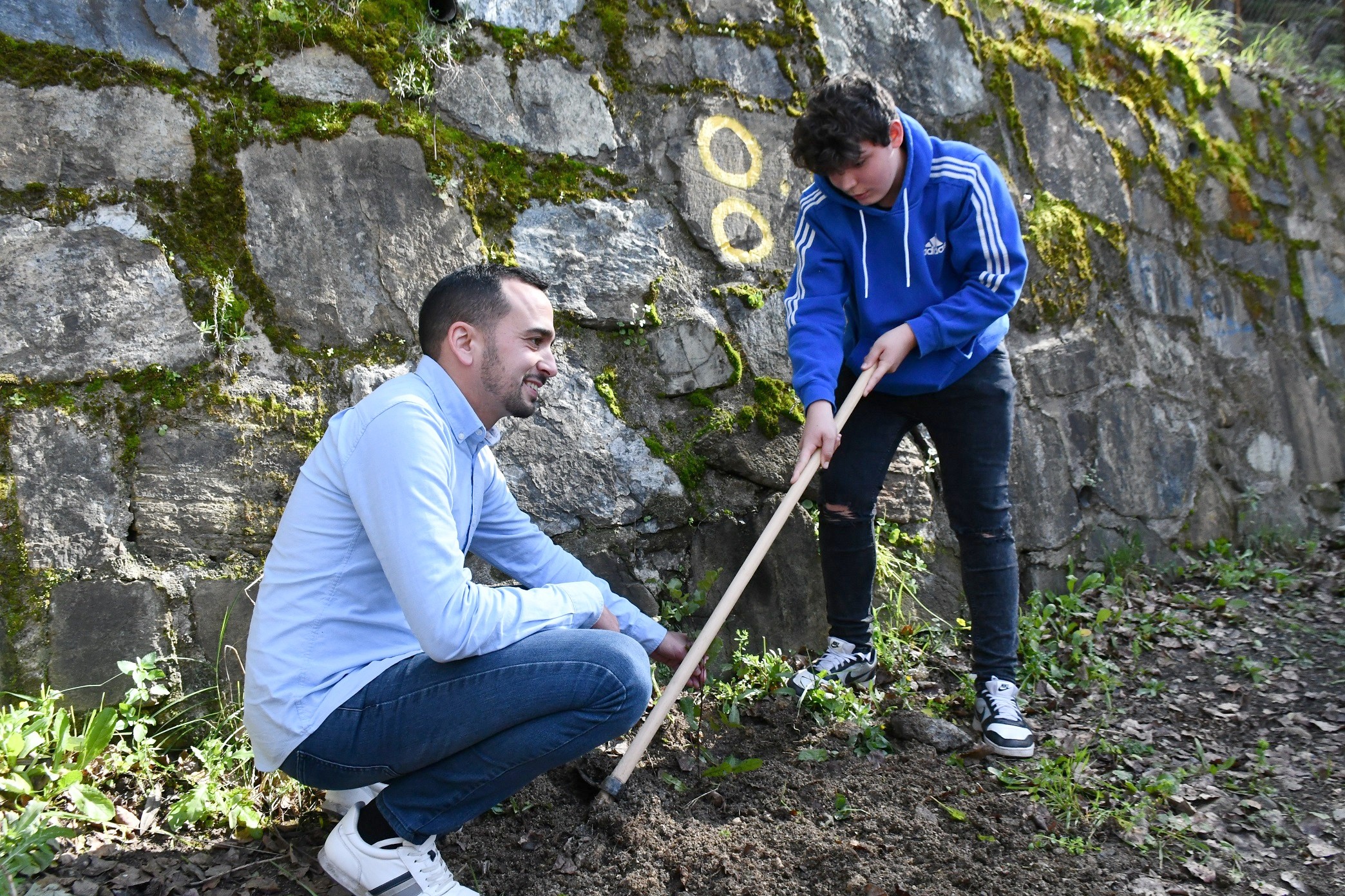 Vecinos del Genal han realizado tareas de limpieza de plásticos en estos parajes.