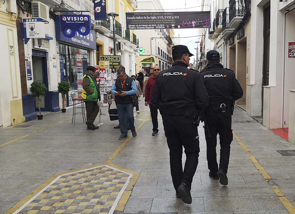 Dos agentes en la calle de la Bola.