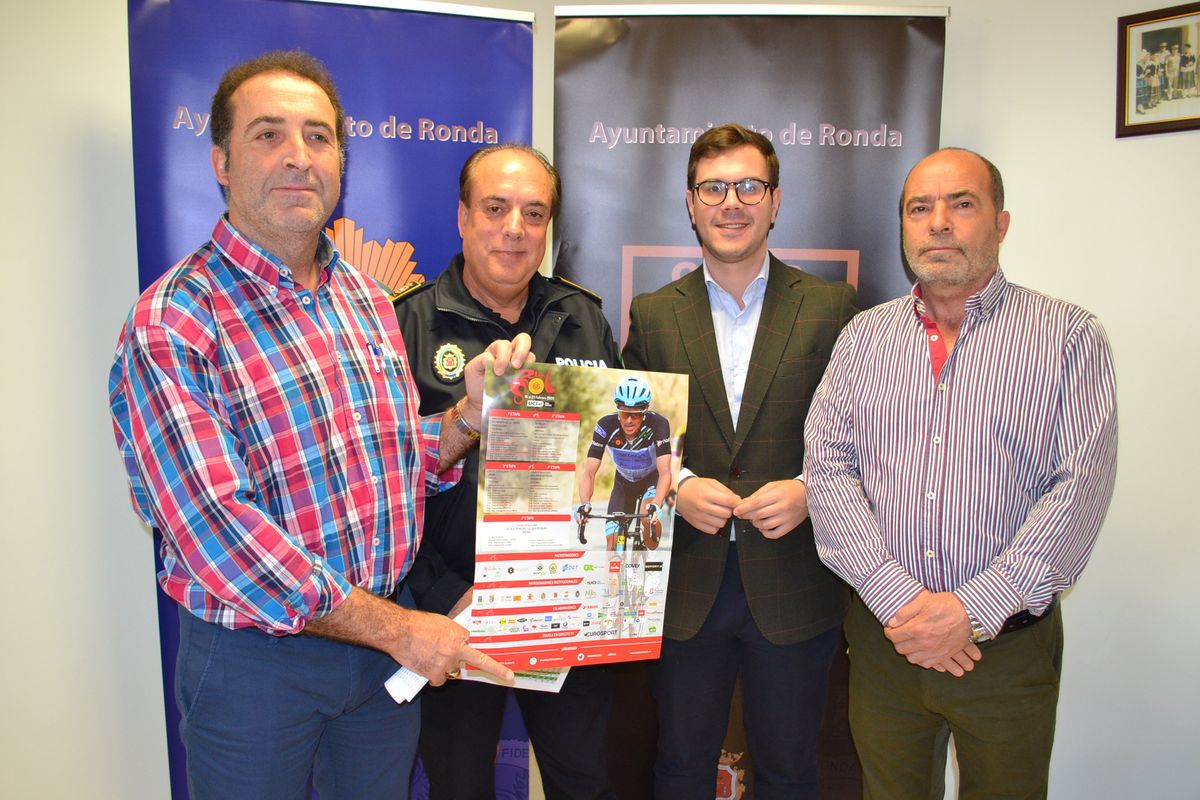 Concejales y el jefe de la Policía Local han presentado el dispositivo para el paso de la vuelta.