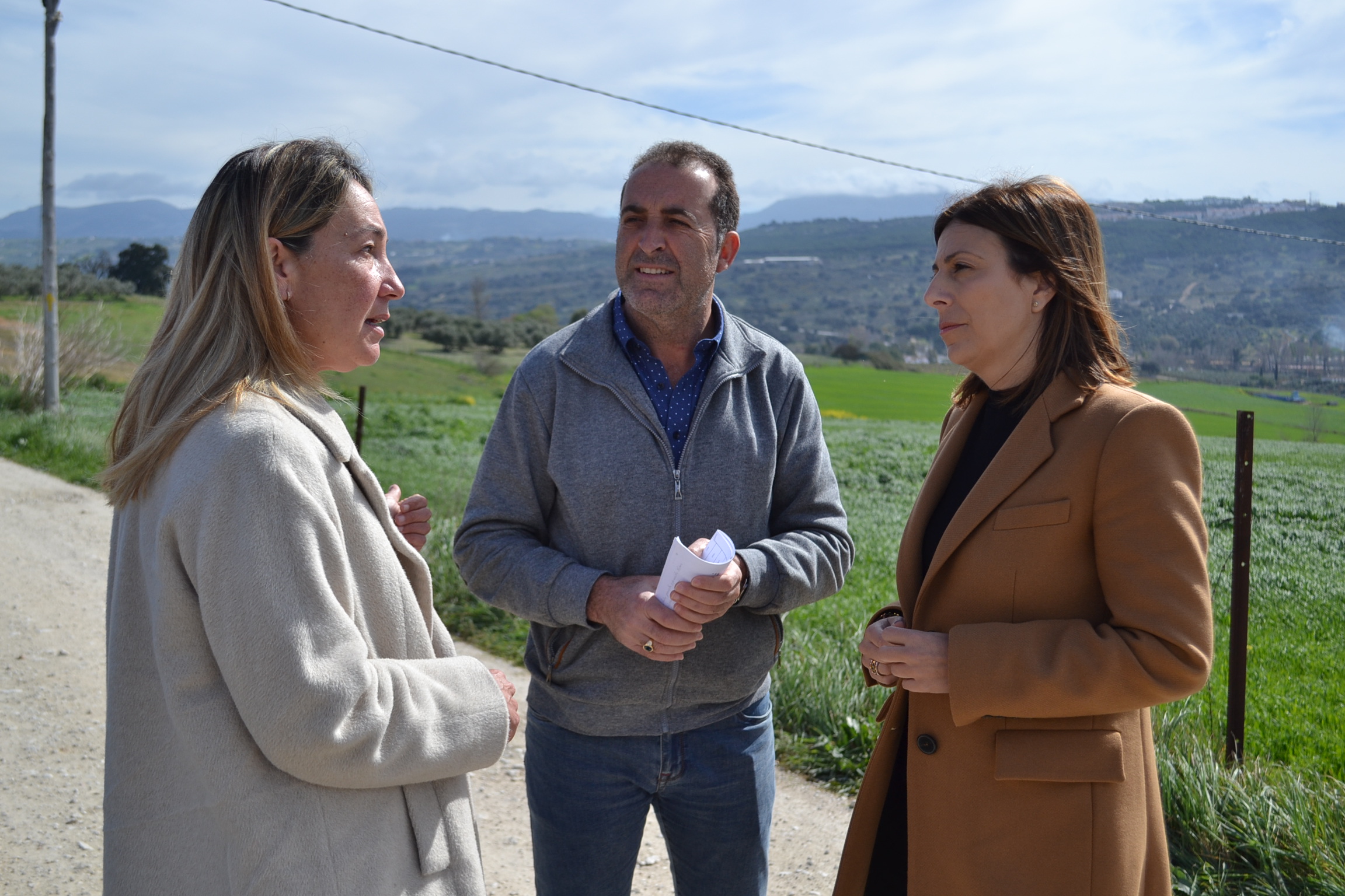 La alcaldesa, el concejal de Pedanías y la alcaldesa pedánea del Llano de la Cruz en un carril de Ronda.