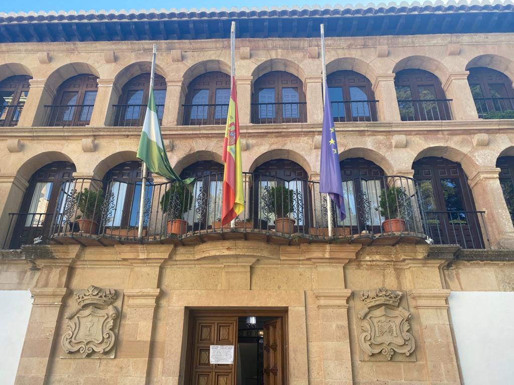 Las banderas del Consistorio ondean a media asta en homenaje y recuerdo a los fallecidos por coronavirus.