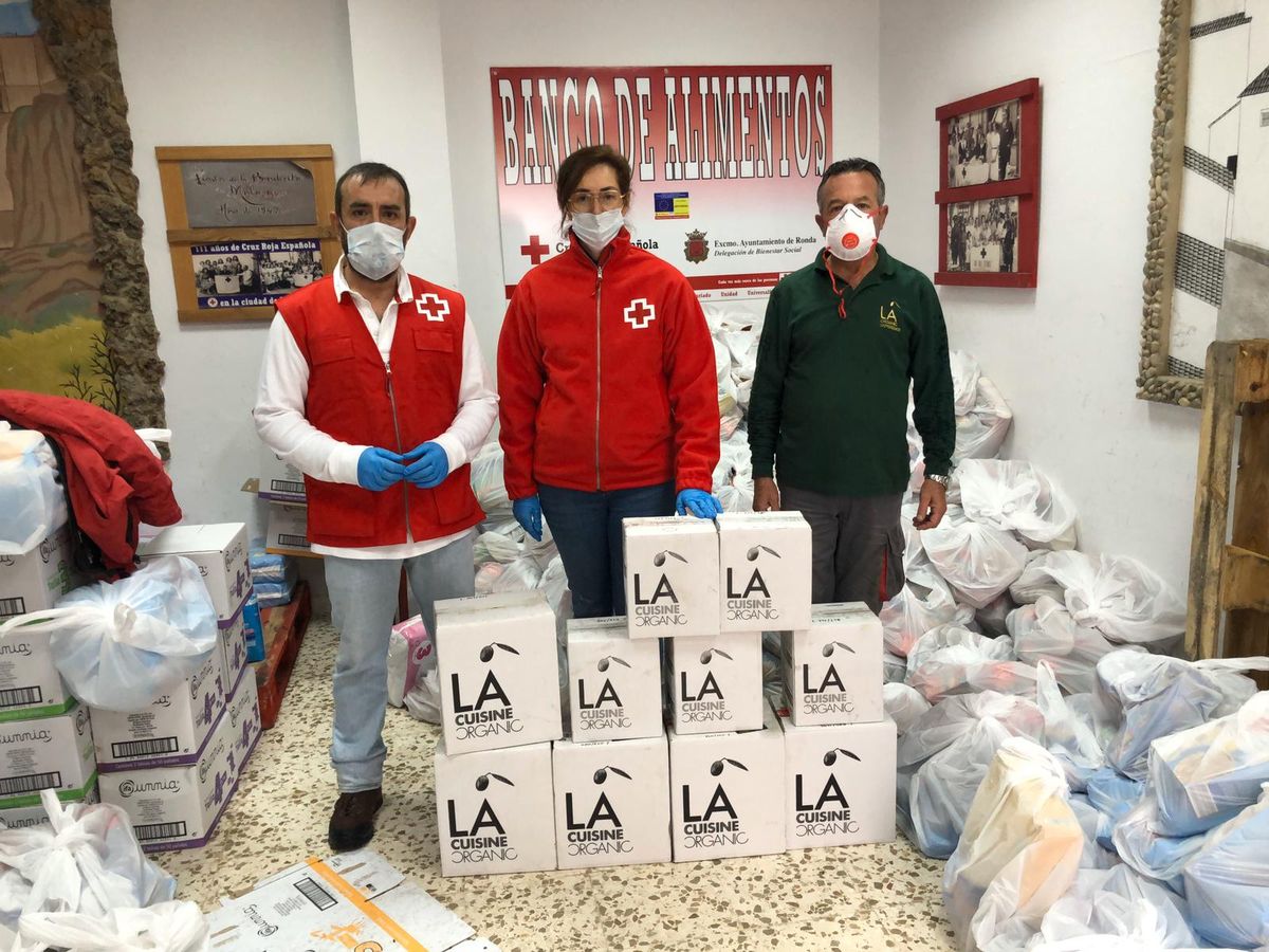 La empresa LA Organic ha donado aceite para que se reparta entre presonas con menos recursos.