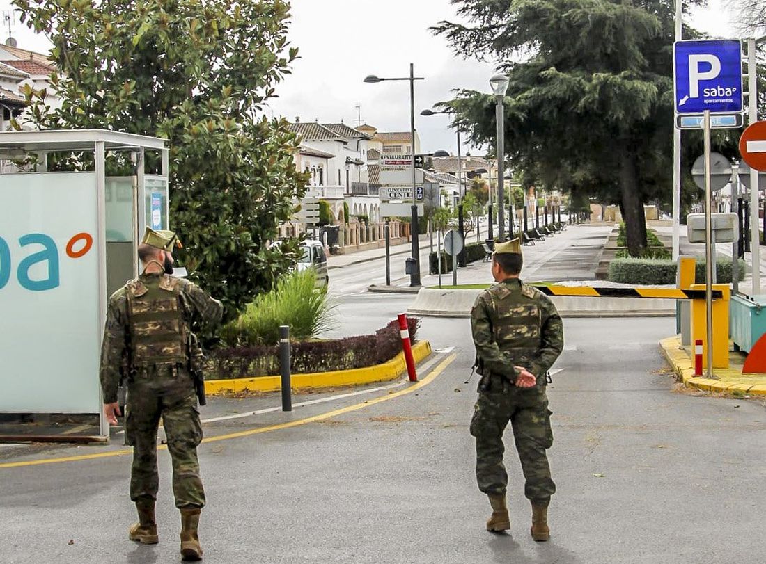 Dos legionarios patrullan por las inmediaciones de la estación de RENFE.