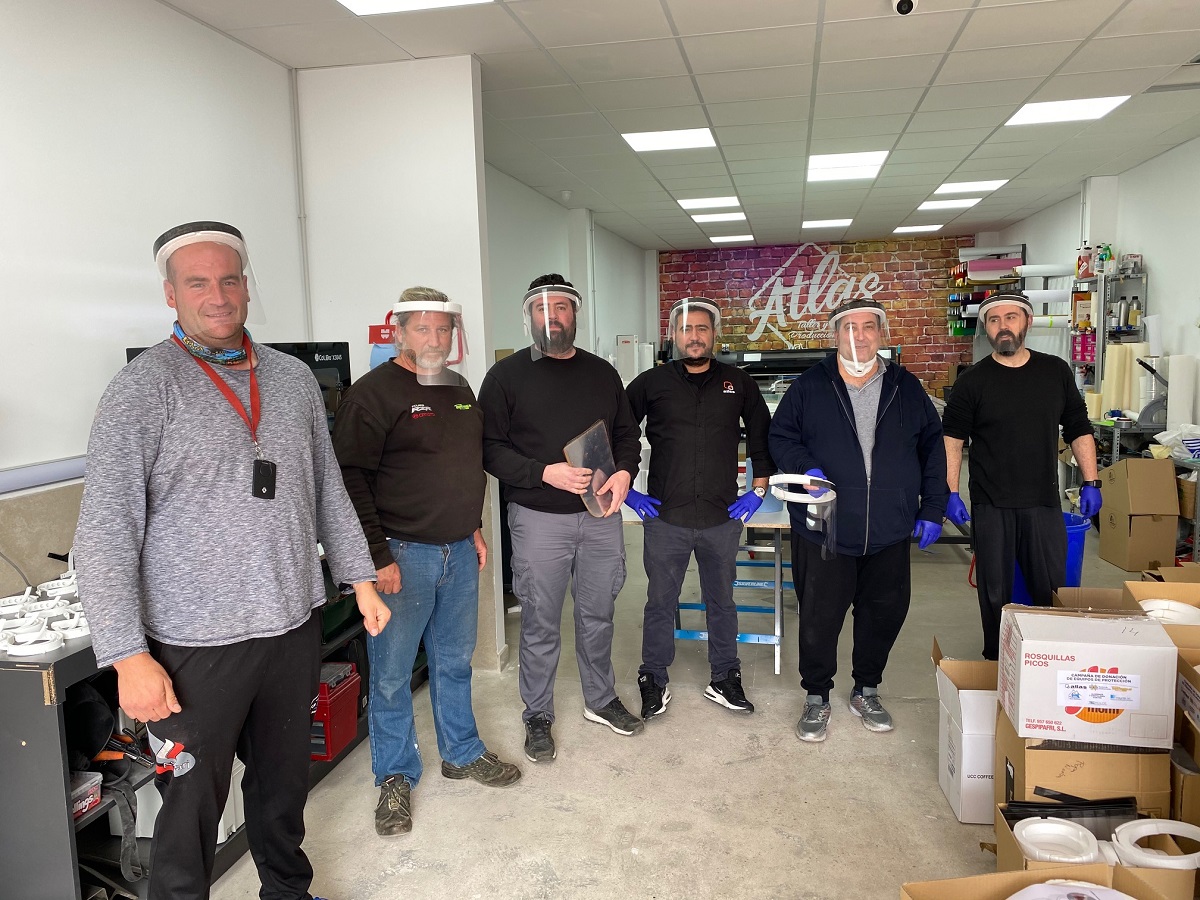 Los empresarios rondeños en el taller en el que están fabricando las pantallas protectoras.