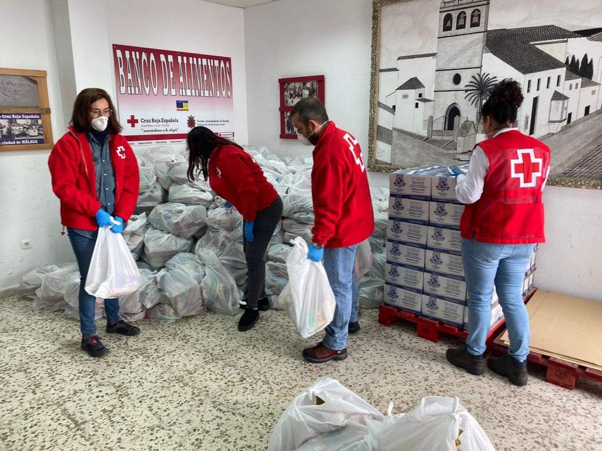 Voluntarios de Cruz Roja han repartido esta mañana los alimentos básicos.
