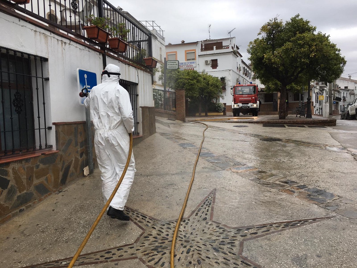 Los bomberos están desinfectando pequeños municipios de la Serranía, junto a agricultores y ganaderos.