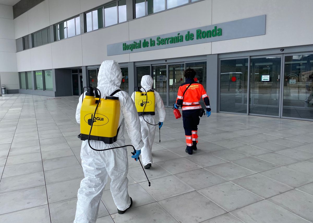 Miembros del Consorcio Provincial de Bomberos ealizando desinfección en zonas del Hospital.
