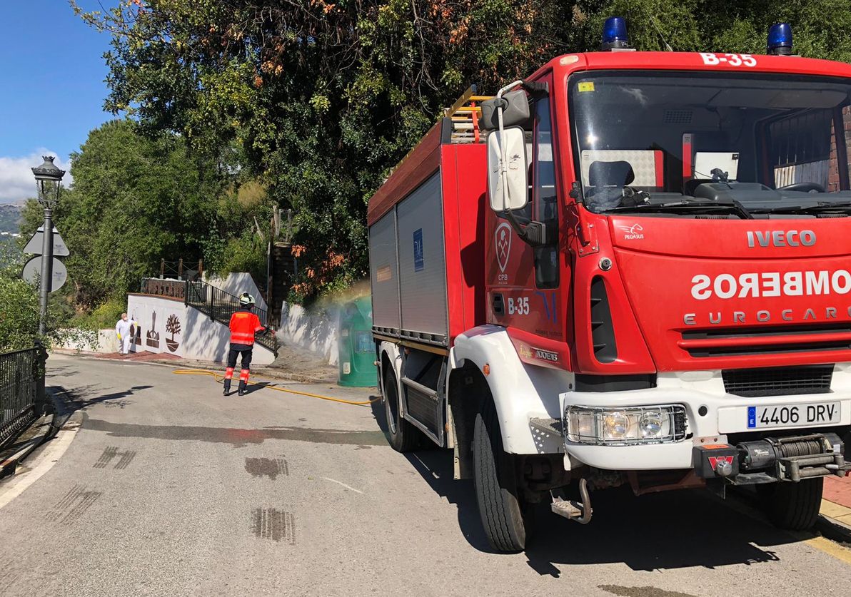 Un equipo de desinfección de los bomberos actuando en la Serranía.