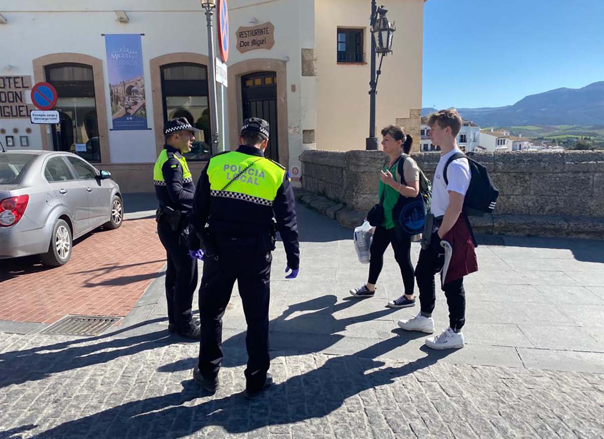 Una patrulla de la Policía Local realiza un control a un par de turistas.
