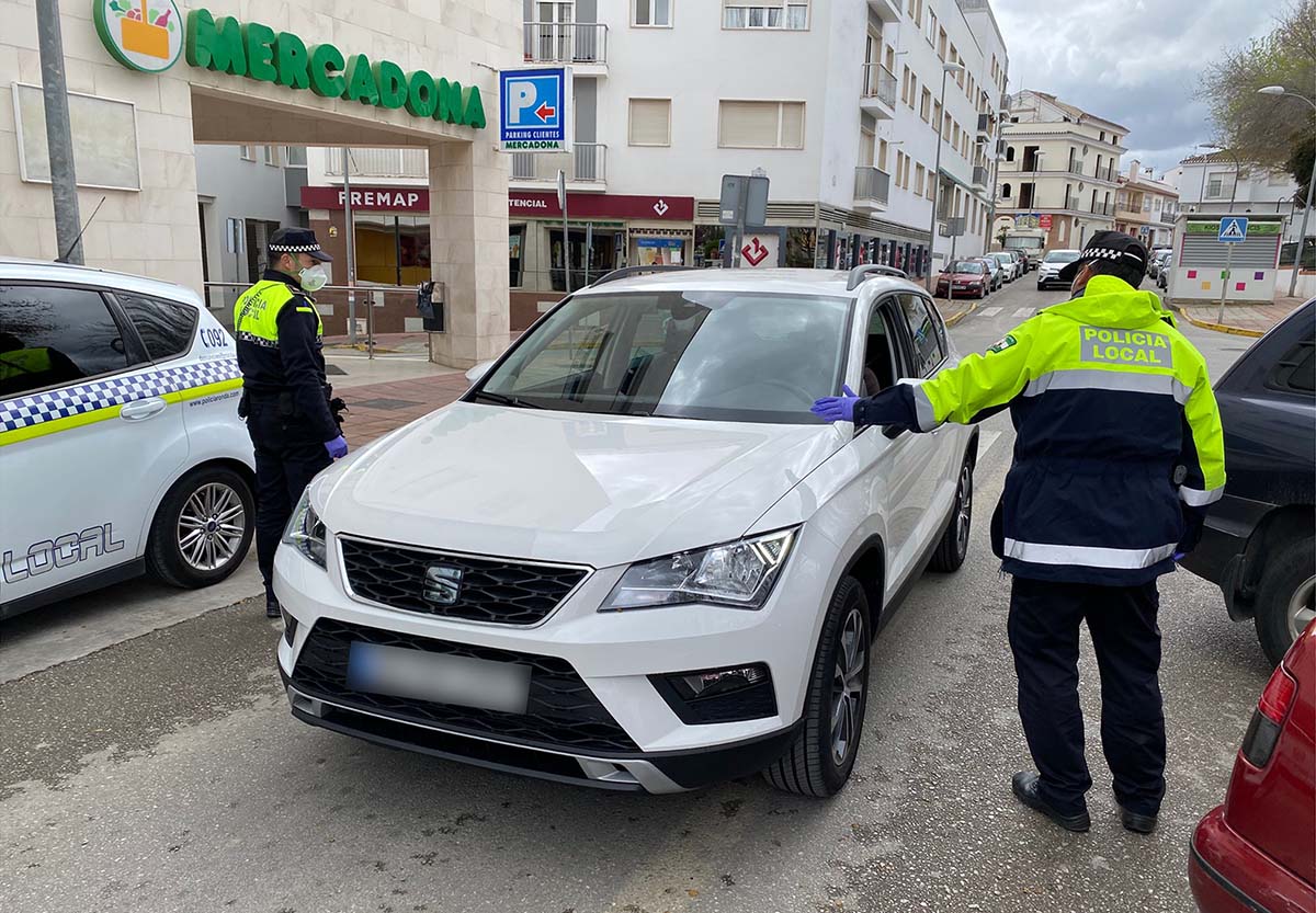 Los agentes de la Policía Local recuerdan que solo puede ir una persona en un vehículo para comprar alimentos.