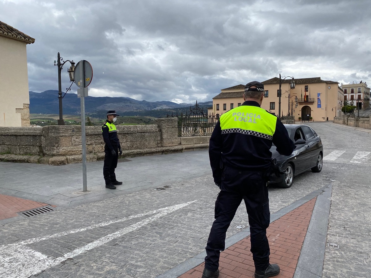 Policías locales realizan controles por todos los rincones de la ciudad.