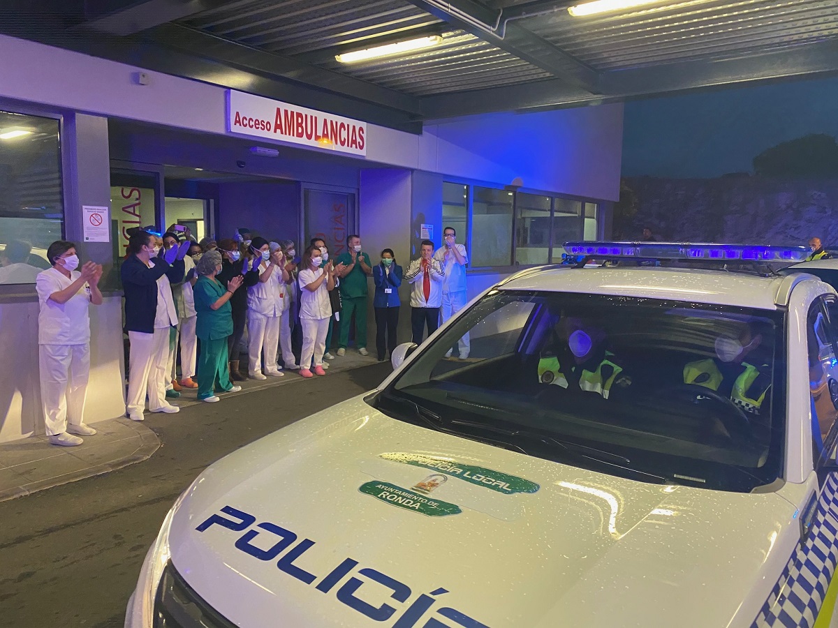 Efectivos de los cuerpos de seguridad de Ronda reconocen con sus sirenas y aplausos la labor de los sanitarios