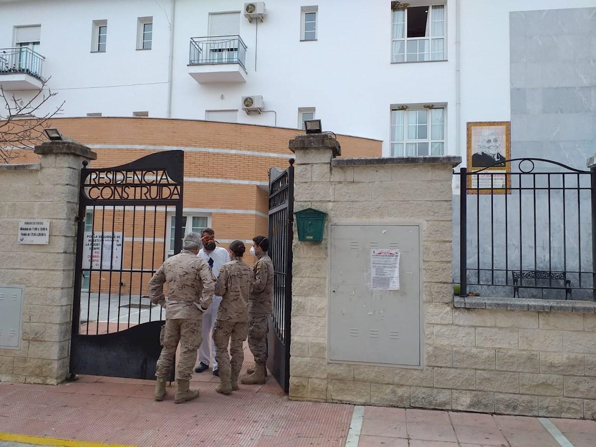 Soldados de Infantería de Marina en las puertas de la residencia donde se han dado los casos de contagio.