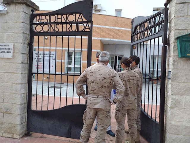 Efectivos de Infantería de Marina en la entrada de la residencia de Alcalá del Valle.