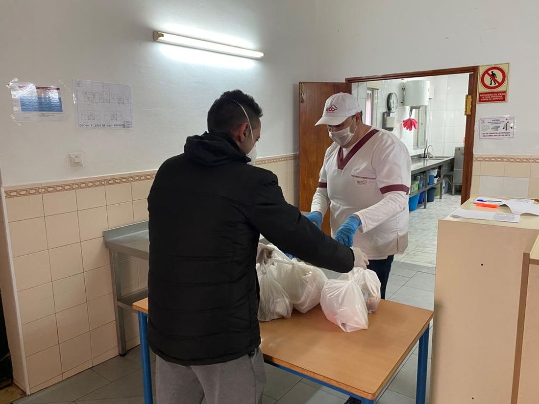 Un padre recoge los menús diarios para sus hijos.