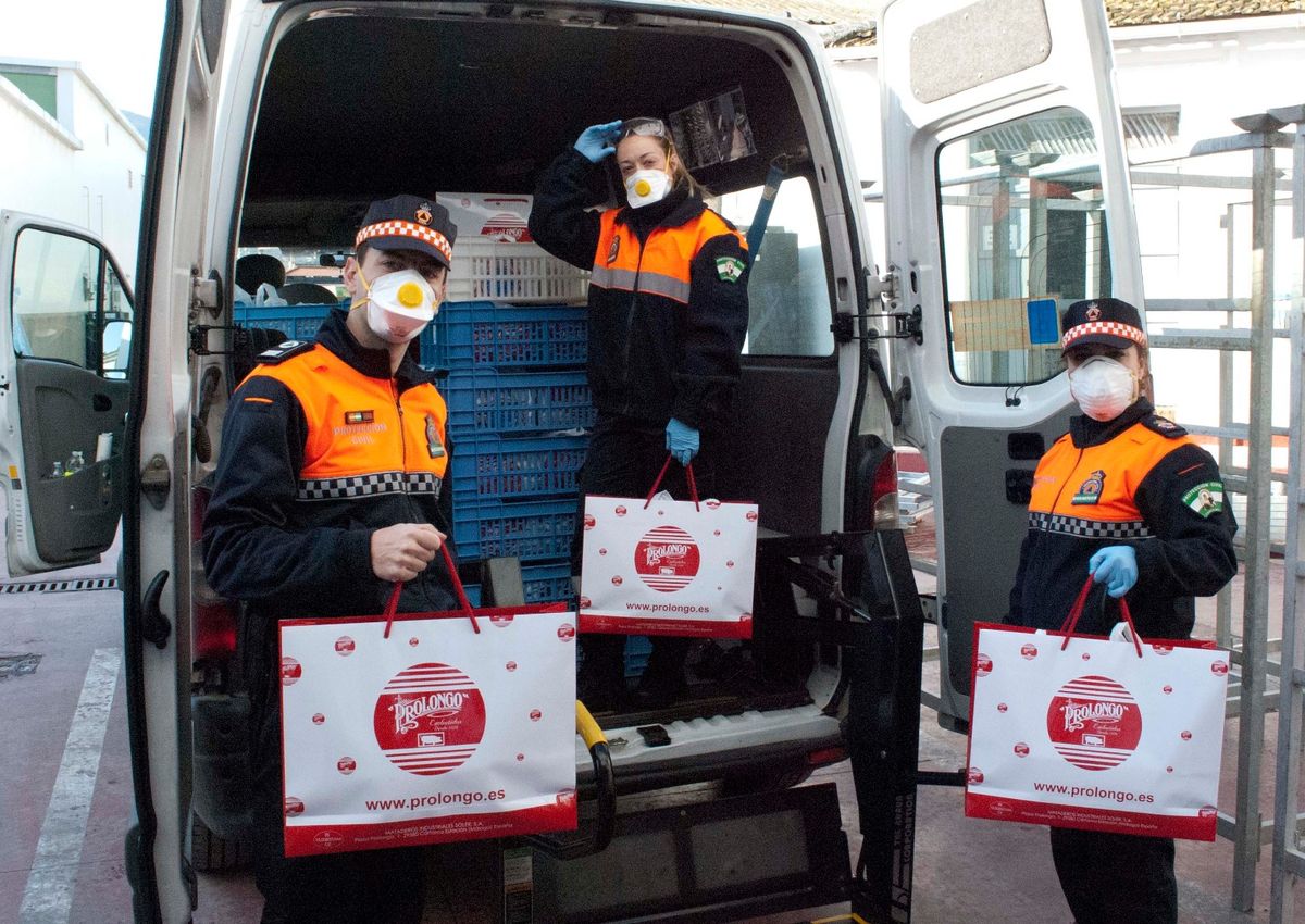 Voluntariois e Protección Civil están distribuyendo los alimentos cedidos.