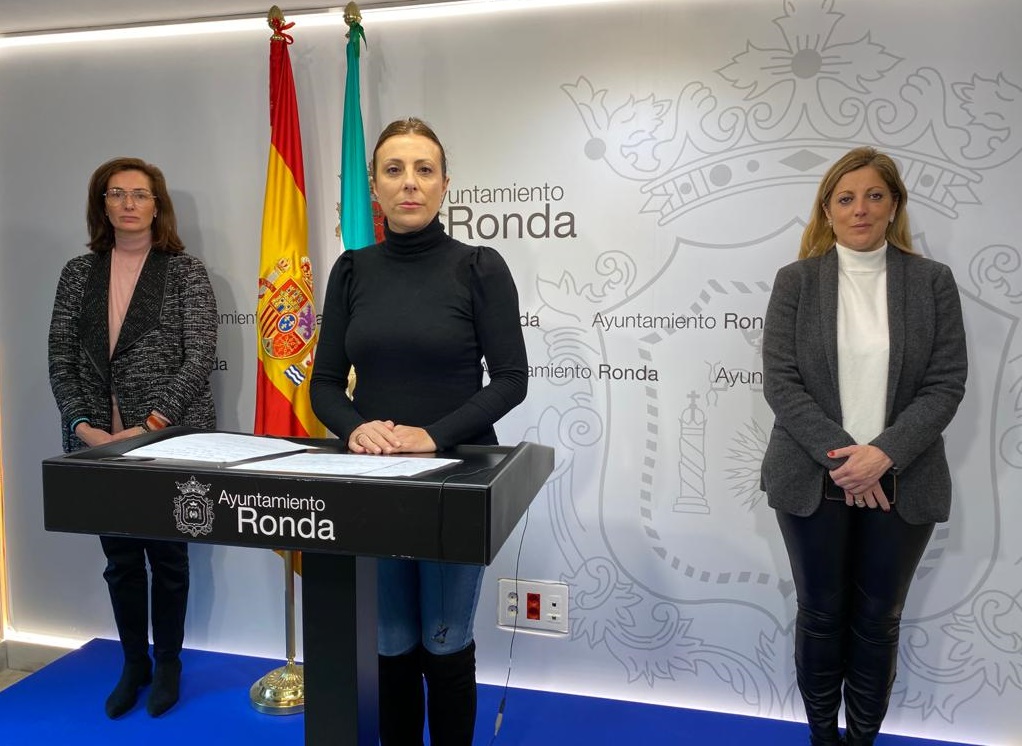 La alcaldesa ha presentado hoy las medidas junto a las delegadas de Economía y de Bienestar Social.