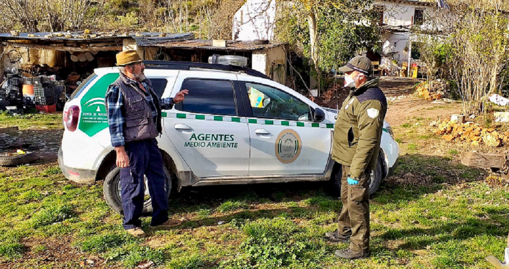 Los agentes de Medio Ambiente están recorriendo todas las viviendas aisladas del campo.