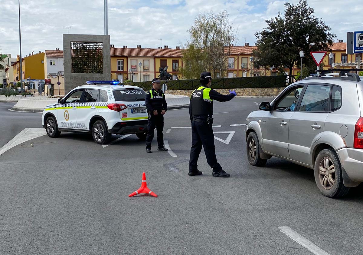 Agentes de la Policía Local en uno de los controles que se están manteniendo.
