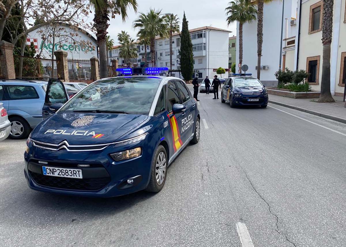 Agentes de la Policía Nacional detienen a un joven en Ronda por vender droga en plena calle