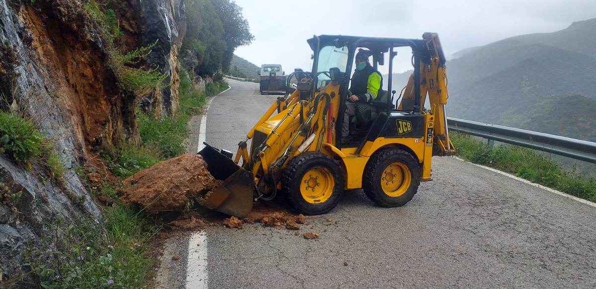 Operarios del servicio de mantenimiento de Diputación en el tramo de la carretera afectada en la Serranía.