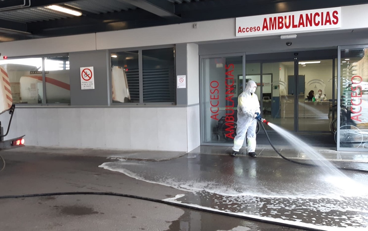 Un operario de Soliarsa realiza labores de desinfección en el área de Urgencias del Hospital, la zona más visitada por los pacientes.