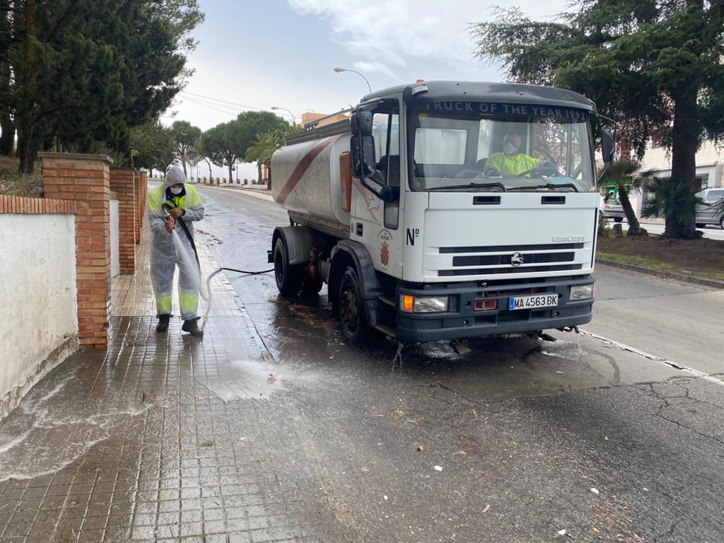 Operarios de Soliarsa desinfectando las inmediaciones de la avenida de La Legión.
