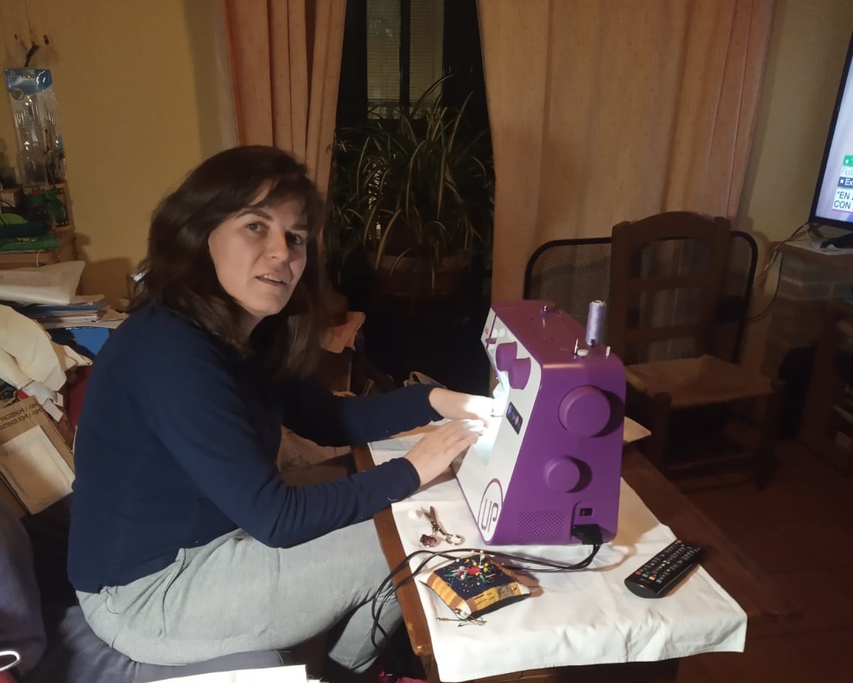 Una de las vecinas del pueblo elaborando mascarillas en su domicilio.