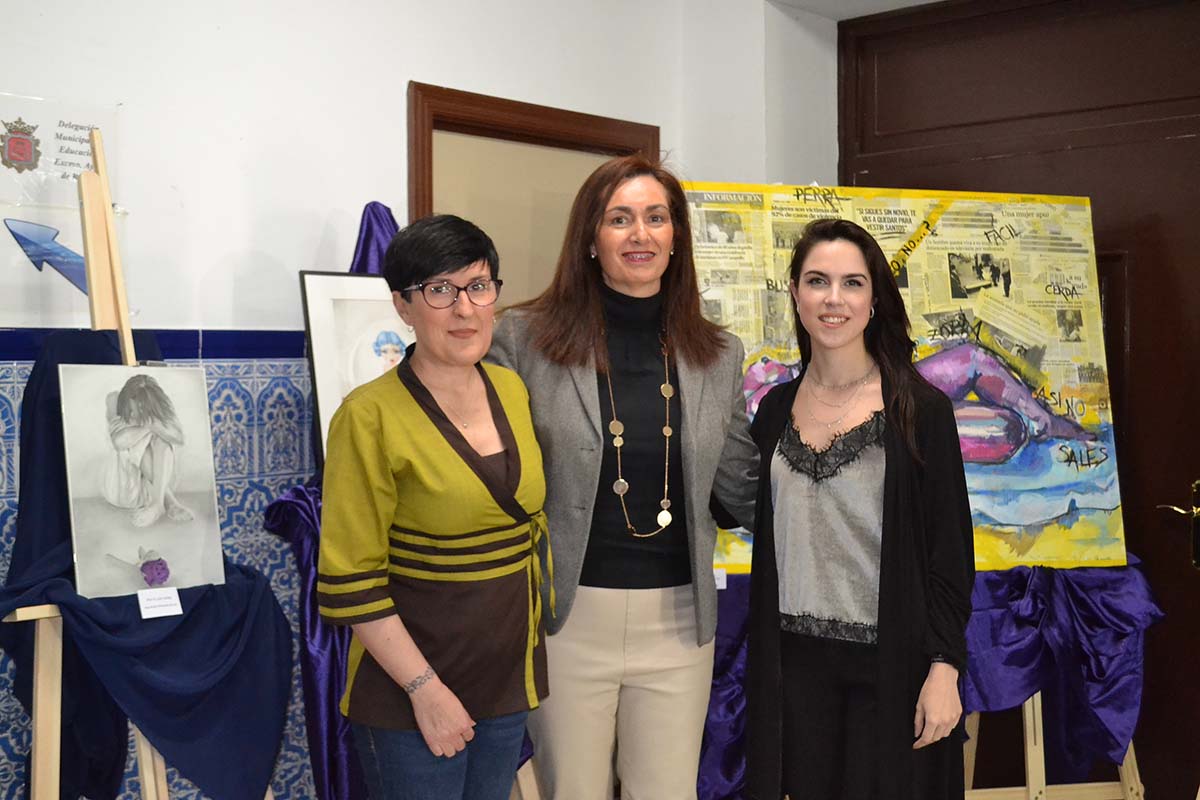 La concejal de Igualdad junto a las premiadas en este certamen.