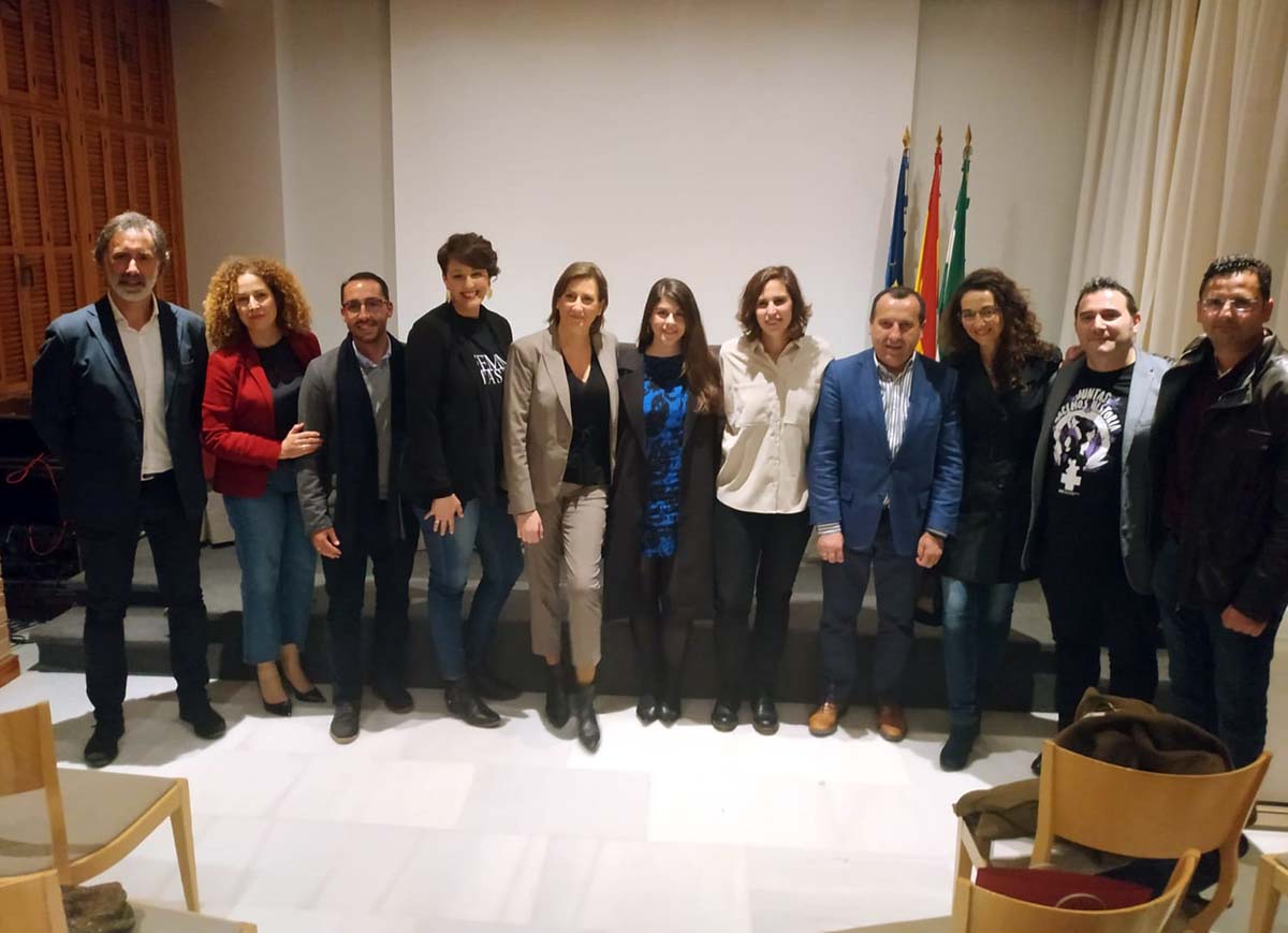 Componentes del PSOE de Ronda junto a las homenajeadas.