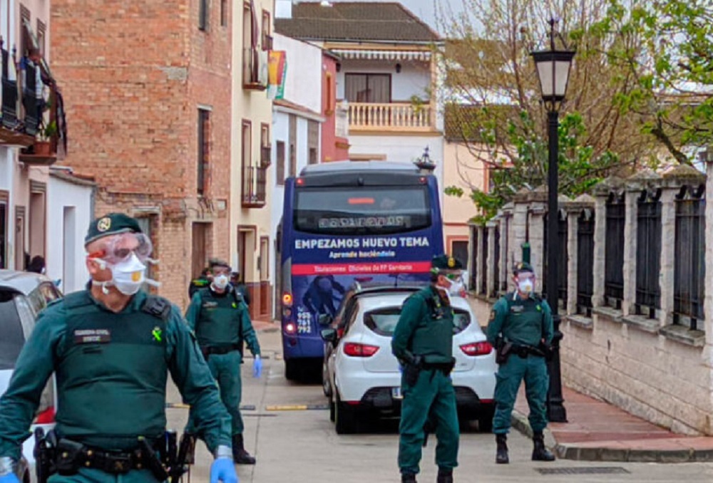 Momento en el que los mayores de la residencia de Alcalá son trasladados a la Línea de la Concepción. Fotografía de FibrAlset Televisión, canal local de Alcalá del Valle