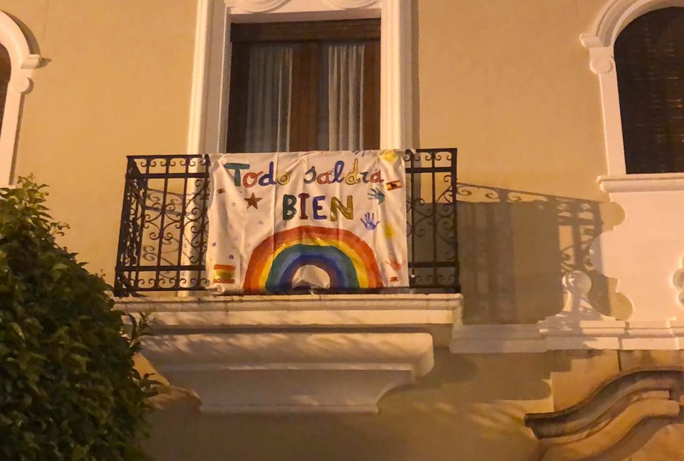 Unas de las pancartas que se han colocado en la ciudad animando a los rondeños a afrontar esta crisis con optimismo y unidad.