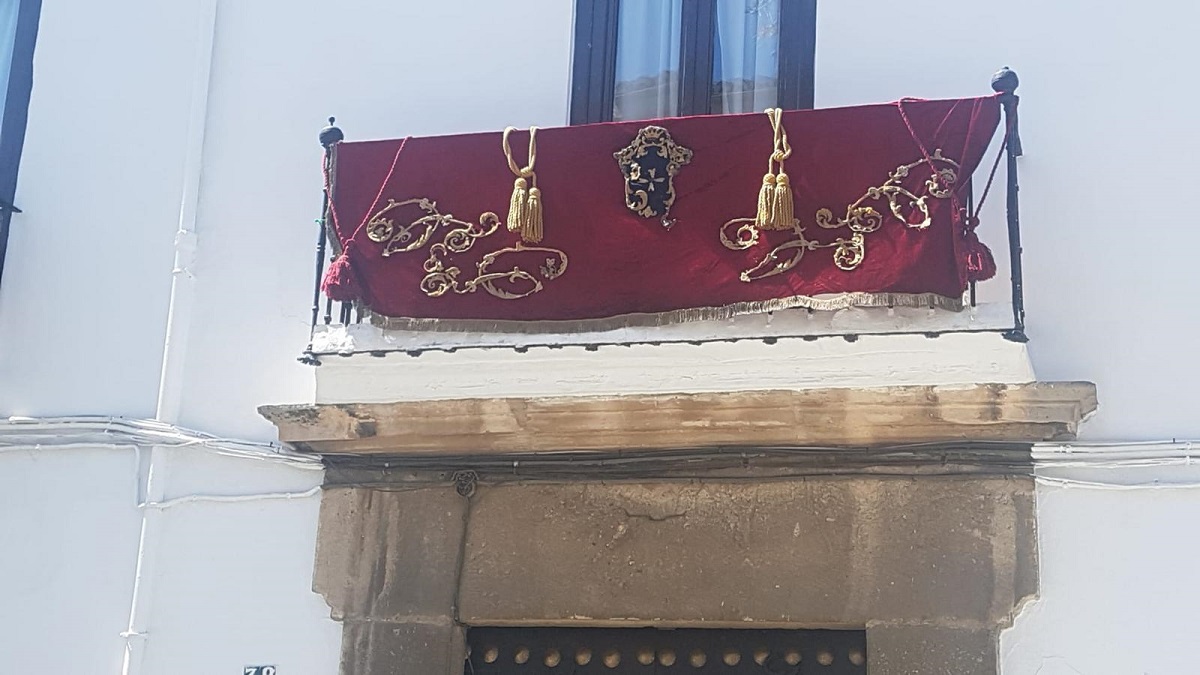 Imagen de uno de los balcones engalanados en el casco histórico.